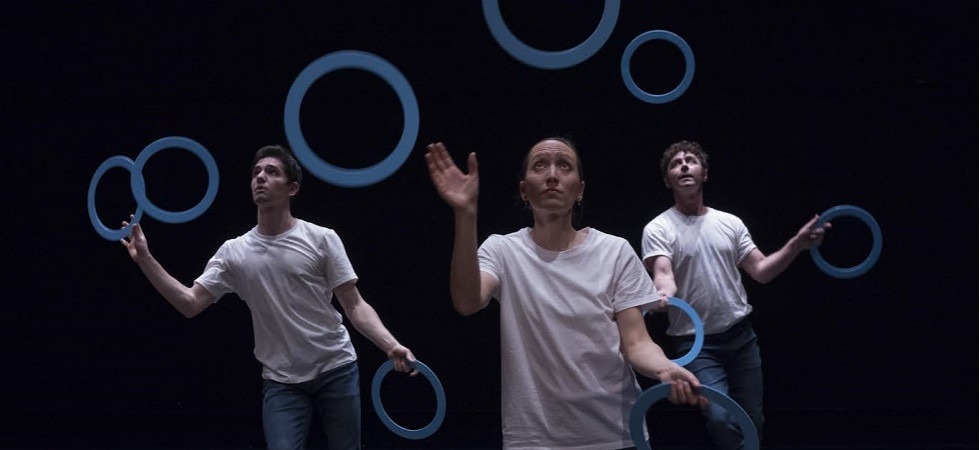 Life - foto Dolly Brown inDanza.22 riporta a Trento la giocoleria della Gandini Juggling con Life